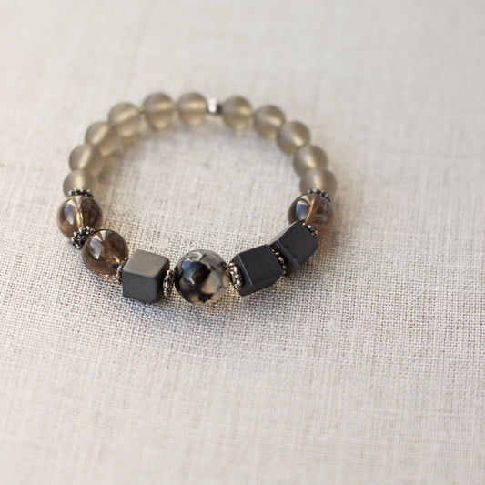 Neutral color bracelet. Unisex gray, black, silver jewelry.  Bracciale in pietra naturale. gioielli grigi