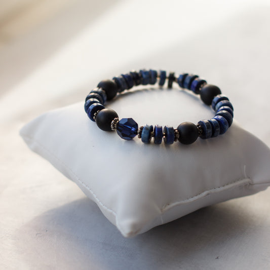 Bracciale in pietra naturale elasticizzata blu e nera.  Unisex rondelle stretch bracelet. Blue & black jewelry.