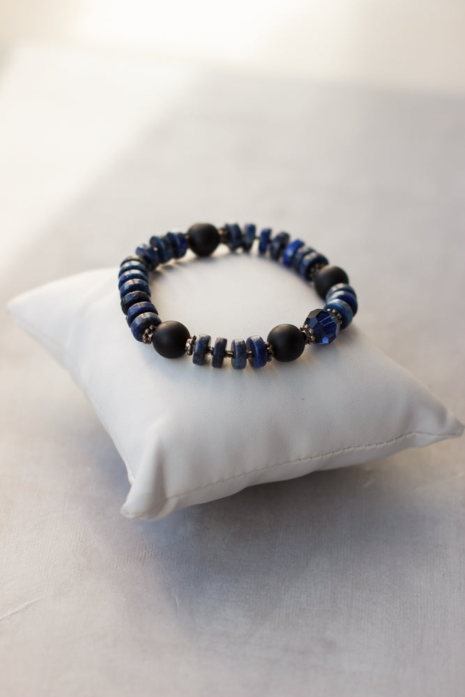 Unisex rondelle stretch bracelet. Blue & black jewelry. Bracelet en pierres naturelles extensibles bleues et noires.