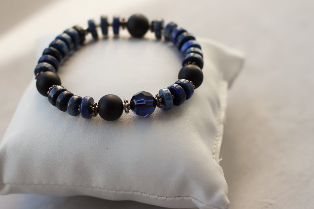Unisex rondelle stretch bracelet. Blue & black jewelry. ブルー＆ブラックのストレッチ天然石ブレスレット。