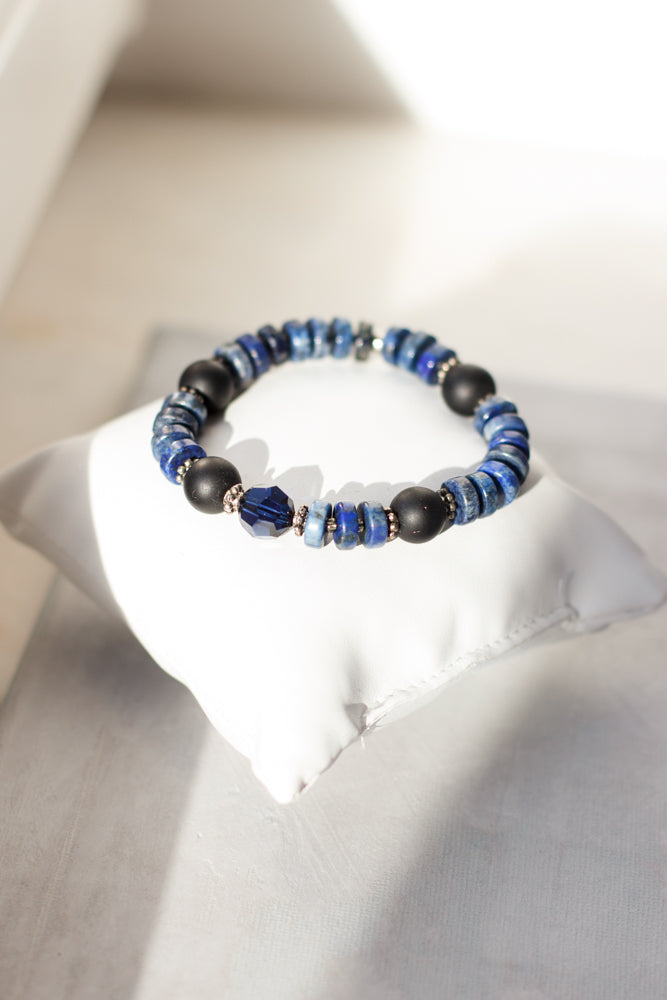 Unisex rondelle stretch bracelet. Blue & black jewelry. Pulsera de piedras naturales elásticas azul y negra.