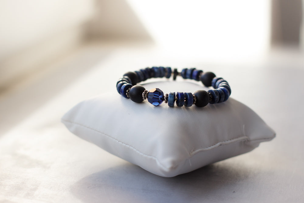 Unisex rondelle stretch bracelet. Blue & black jewelry. Pulseira elástica de pedra natural azul e preta.
