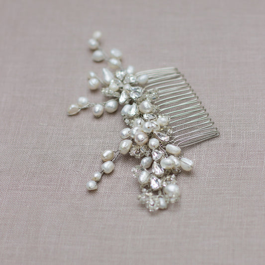 Pearl wedding headpiece. Freshwater pearl Bridal hair comb.  Fascinator. Pettine per capelli da sposa perlato, copricapo da sposa