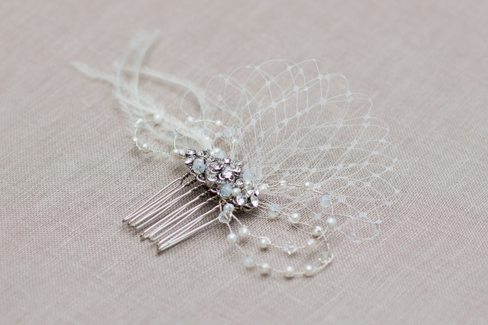 Bow bridal headpiece. Crystal & freshwater pearl wedding hair piece. リボン ブライダル ヘアコーム、クリスタル & パール ウェディング ヘッドピース