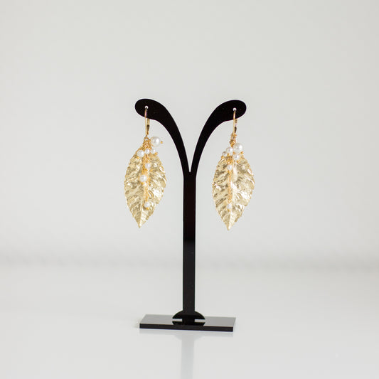 Leaf earrings. Foliage jewelry. Nature inspired wedding accessories. Bridal pearl earrings.