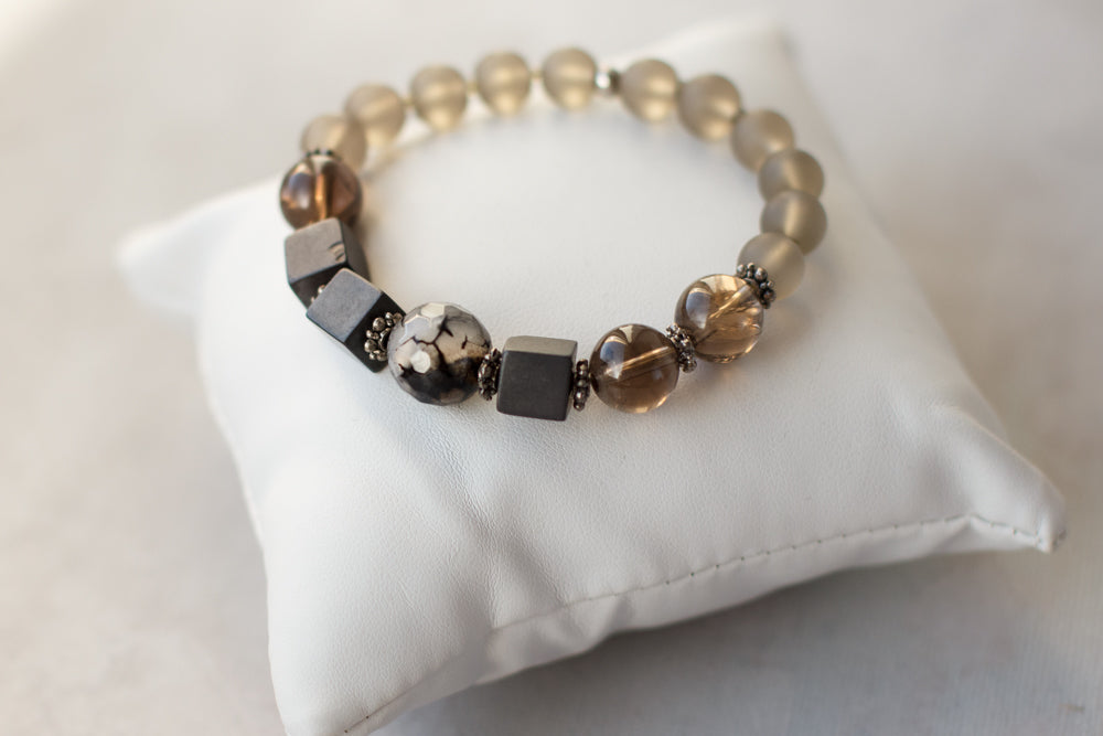 Neutral color bracelet. Unisex gray, black, silver jewelry. Bracelet en pierre naturelle.  Bijoux gris