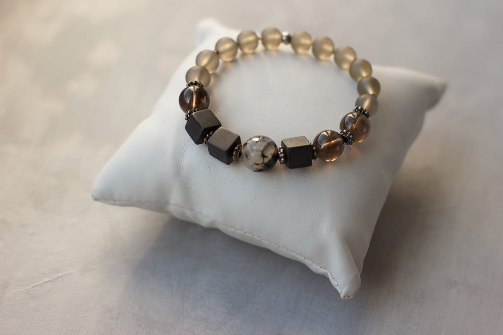 Pulsera de piedras naturales. Joyería gris. Neutral color bracelet. Unisex gray, black, silver jewelry. 