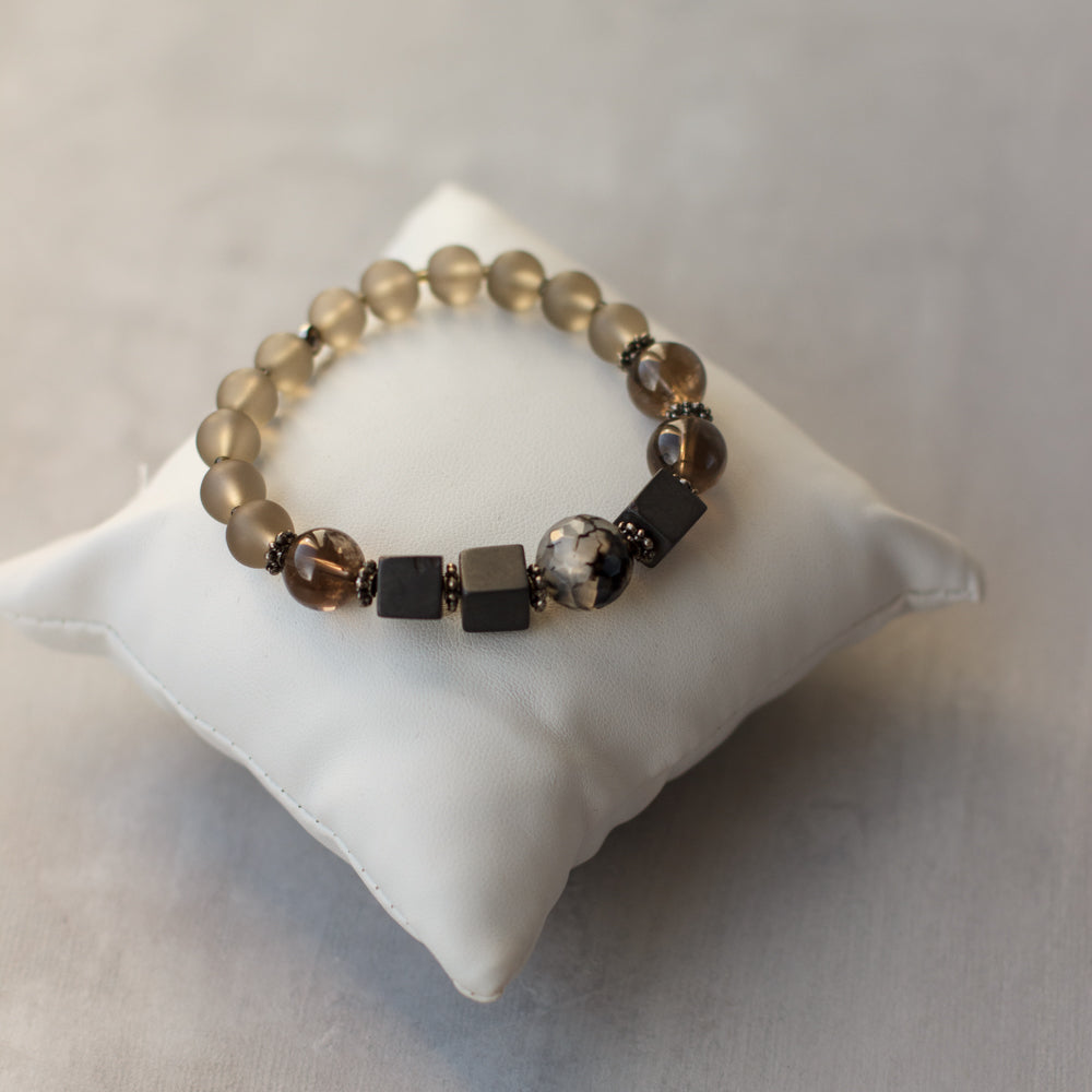 Neutral color bracelet. Unisex gray, black, silver jewelry. Braccialetto elasticizzato in pietra naturale