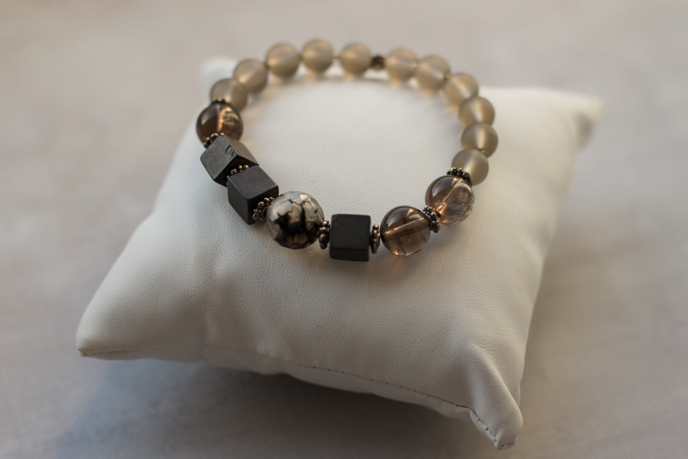 Braccialetto elasticizzato in pietra naturale. Neutral color bracelet. Unisex gray, black, silver jewelry. 