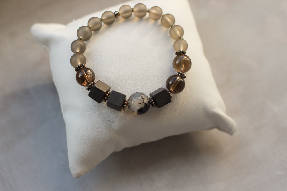 Pulseira de pedra natural. Joias cinza. Neutral color bracelet. Unisex gray, black, silver jewelry. 