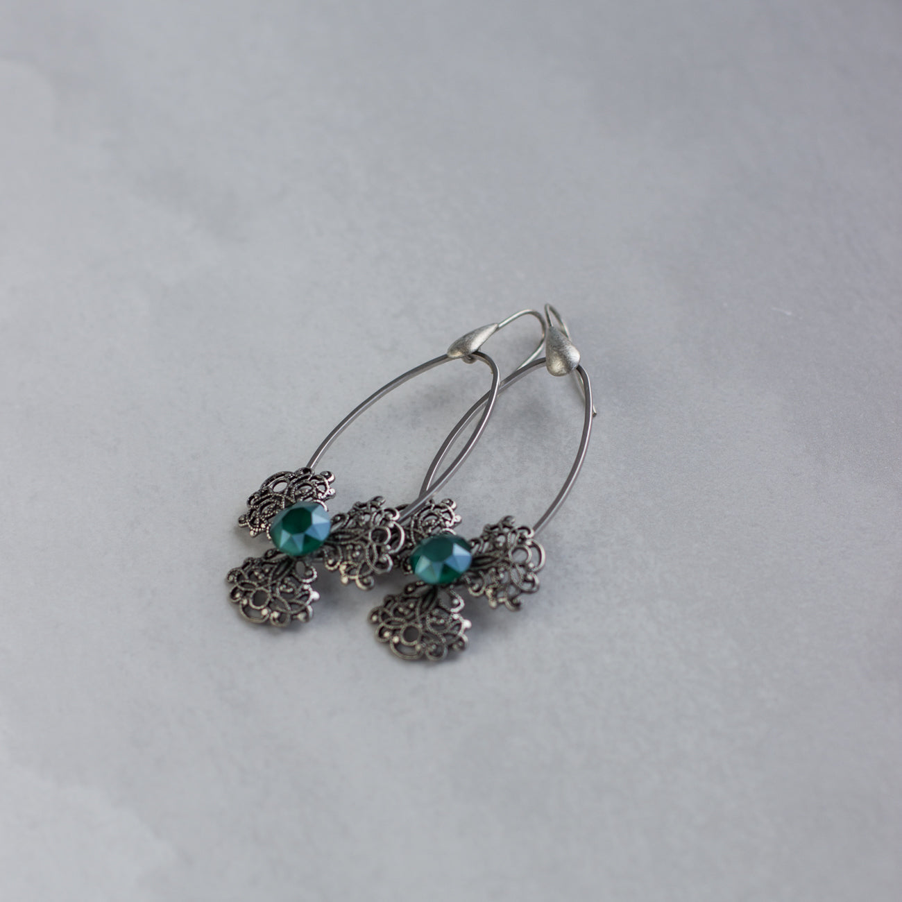 Simply & beautiful metal floral earrings. Filigree accessories. Handmade jewelry. Light oval earrings. Casual crystal earrings. Green crystal & silver  earrings