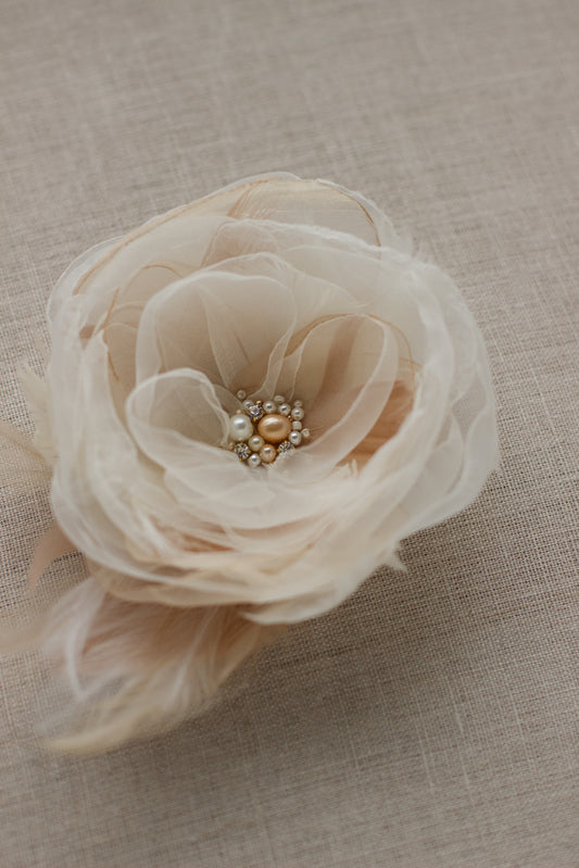 Large champagne flower wedding accessories. Flower wedding headpiece. Champagne bridal flower hairpiece. Floral hair accessories. Wedding dress corsage brooch. Boutonniere pin. Flower rose choker.