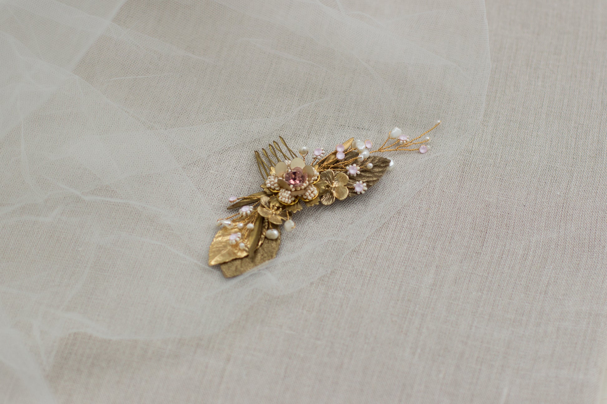 Bridal hair comb, Floral hairpiece, Gold hairpiece, Handmade Wedding hair accessories, Pearl Wedding headpiece, Gold fascinator, Wedding fascinator, Crystal hair comb, Gold hair comb,