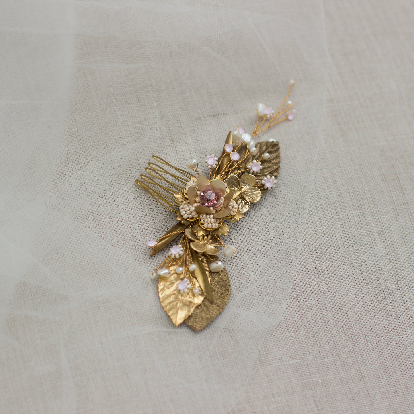 Bridal hair comb, Floral hairpiece, Gold hairpiece, Handmade Wedding hair accessories, Pearl Wedding headpiece, Gold fascinator, Wedding fascinator, Crystal hair comb, Gold hair comb, 