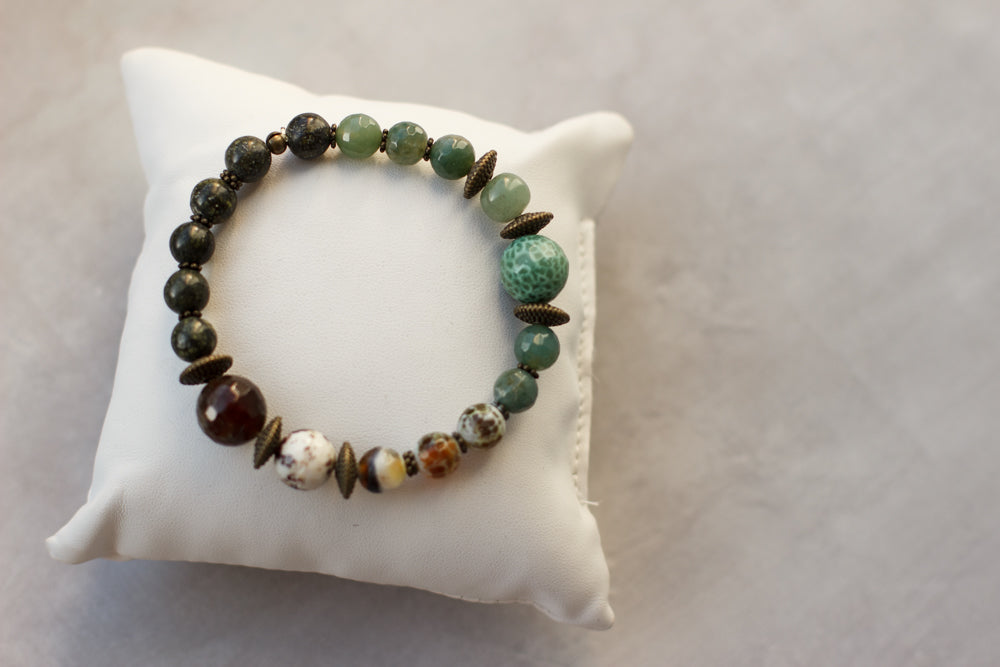 Brown, green & ivory jewelry. Natural stone unisex stretch bracelet. ブラウン、グリーン、アイボリーの天然石ストレッチブレスレット