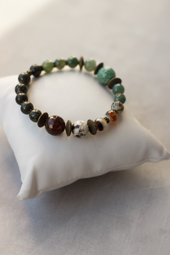 Brown, green & ivory jewelry. Natural stone unisex stretch bracelet. Bracelet extensible en pierres naturelles marron, vertes et ivoire