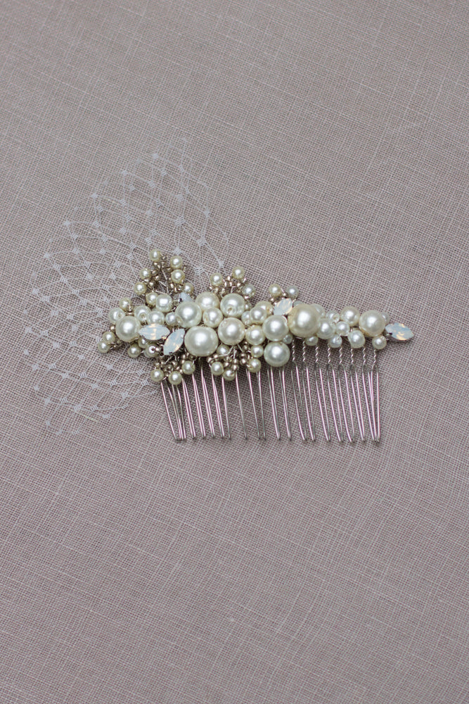 Pearl headpiece. Wedding hair piece. Bridal hair  comb. Handmade wedding accessories.