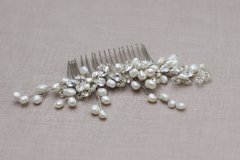 Pearl wedding headpiece. Freshwater pearl Bridal hair comb. Fascinator. Pettine per capelli da sposa perlato, copricapo da sposa