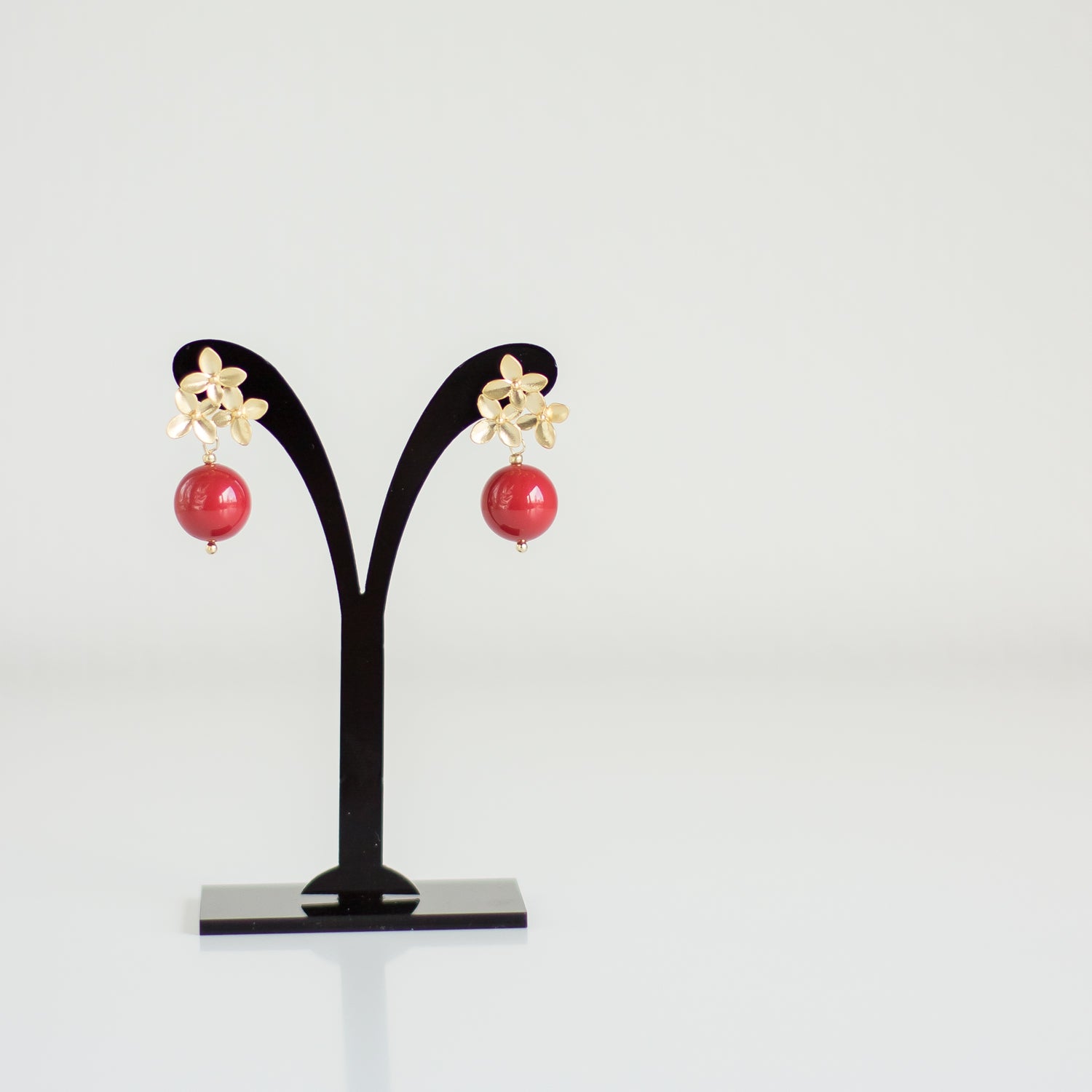 Small red Swarovski pearl earrings. Gold floral stud earrings. Elegant pearl accessories. Casual drop pearl earrings.