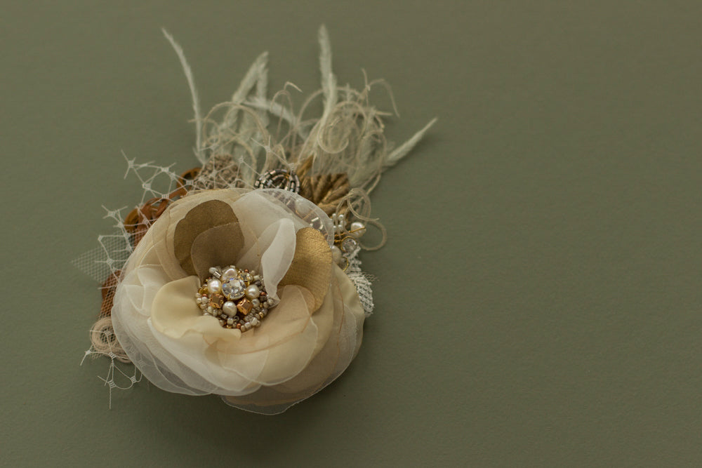 Neutral rustic wedding headpiece. Bridal neutral wedding flower hairpiece