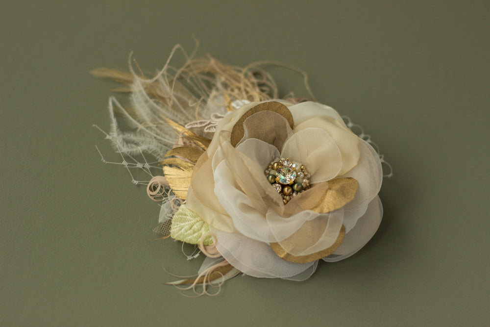 Rustic Wedding hair flower. Bridal hairpiece. Champagne Wedding hairpiece. Beige hair flower clip. Bride hair accessories. Wedding headpiece. Flower fascinator