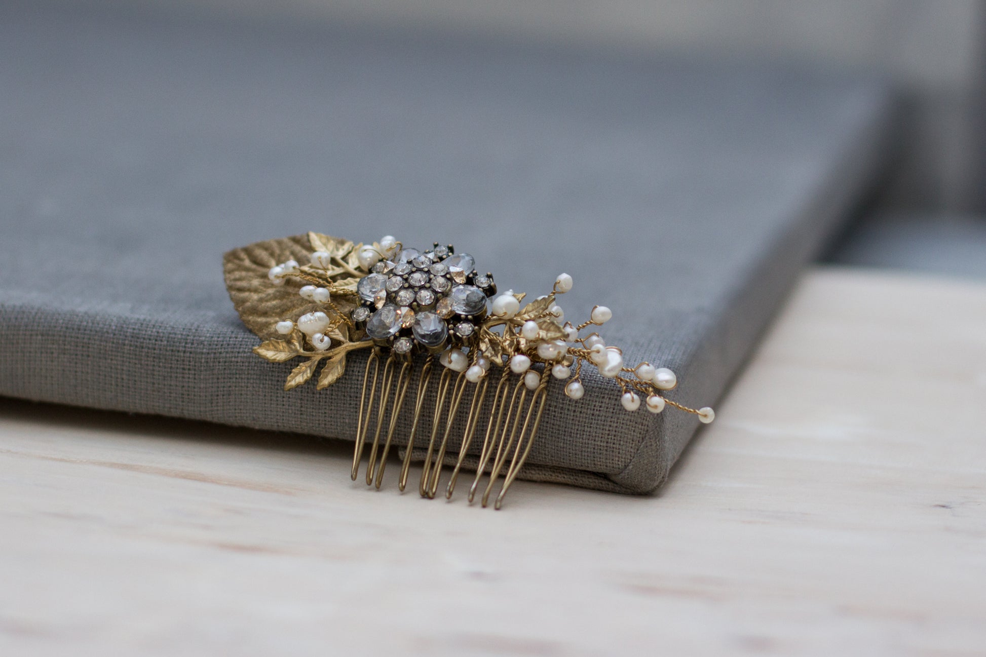Gold hair comb, Gold Wedding hair accessories, Gold Bridal hairpiece, Pearl Wedding headpiece, Gold fascinator, Wedding fascinator. Pearl hair comb. Crystal hair comb. Crystal headpiece.